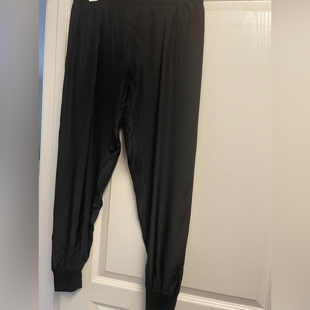 NWOT ATM ladies black joggers 100 silk.